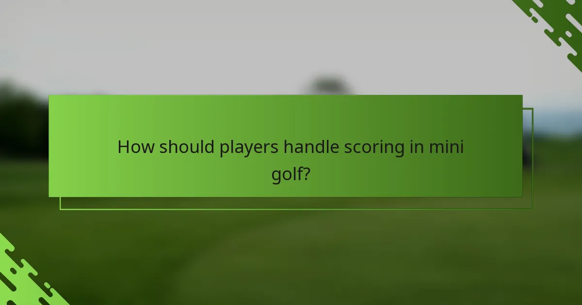 How should players handle scoring in mini golf?